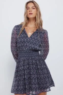 Vestido curto com estampado geométrica