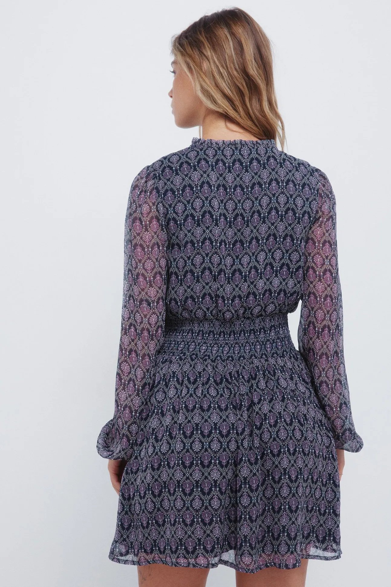 Vestido curto com estampado geométrica