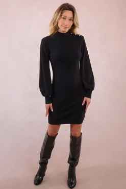 Vestido curto com manga compridas e detalhe de botões