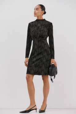 Vestido curto com toques brilhantes