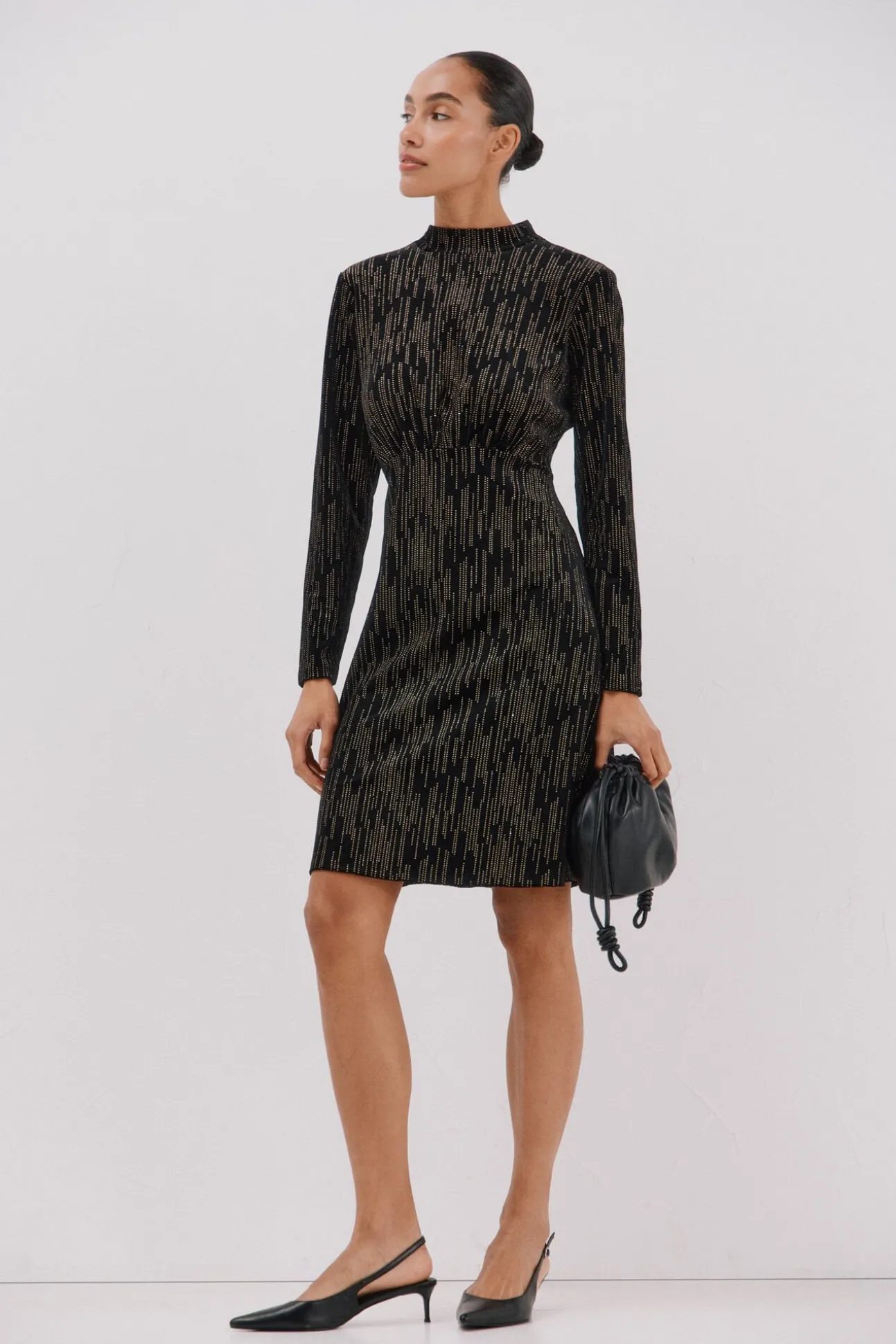 Vestido curto com toques brilhantes