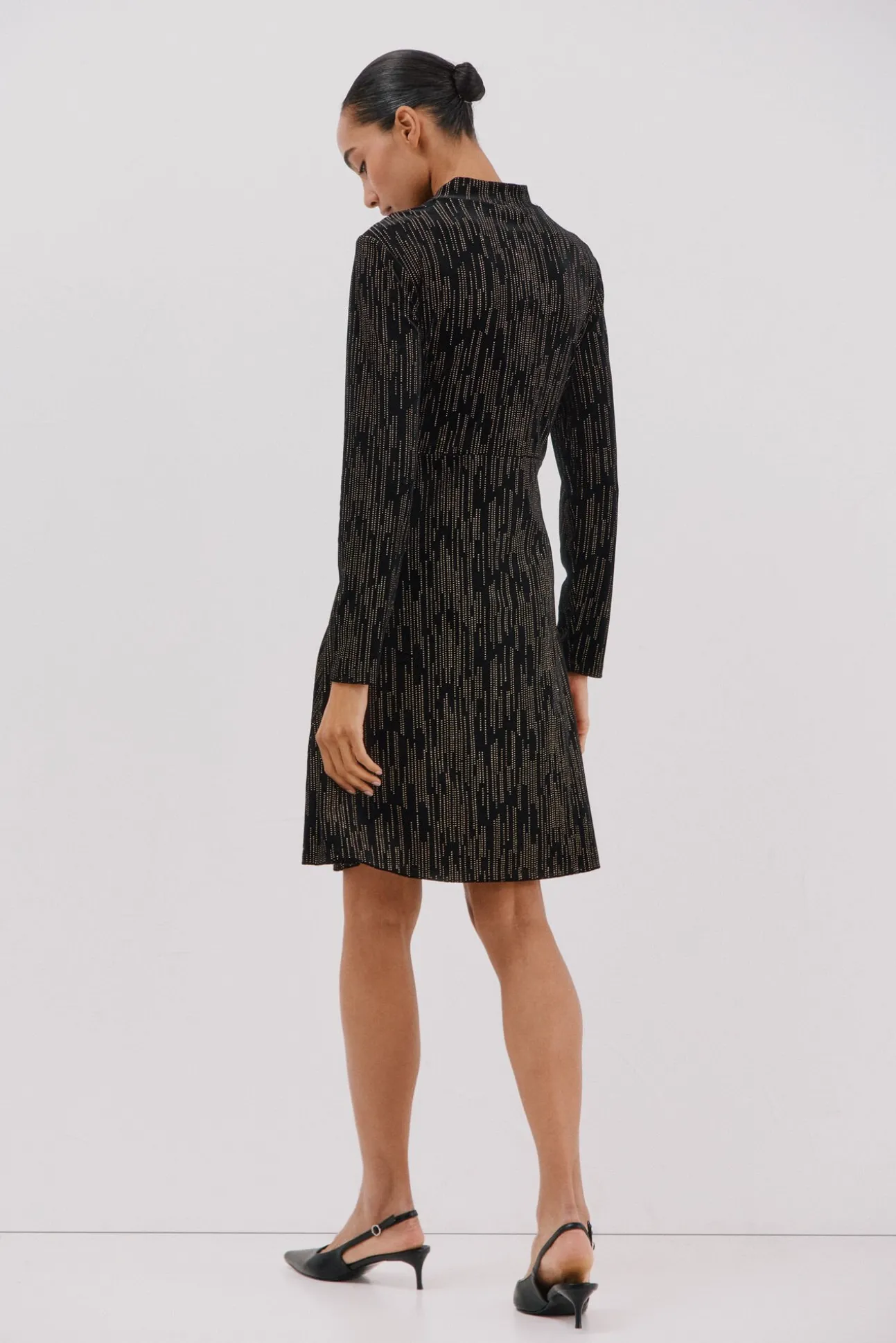 Vestido curto com toques brilhantes