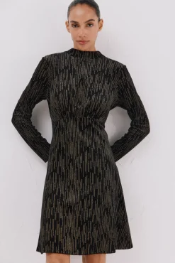 Vestido curto com toques brilhantes