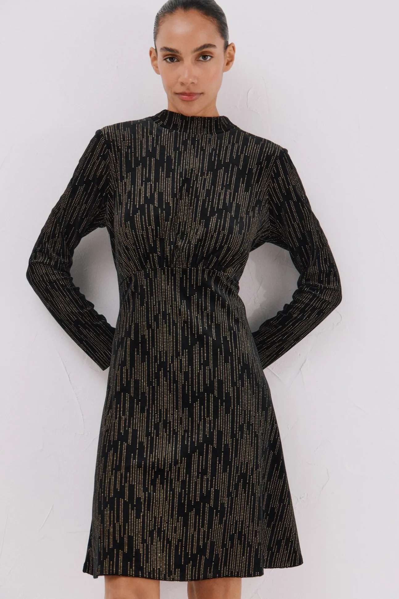 Vestido curto com toques brilhantes