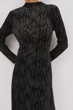 Vestido curto com toques brilhantes