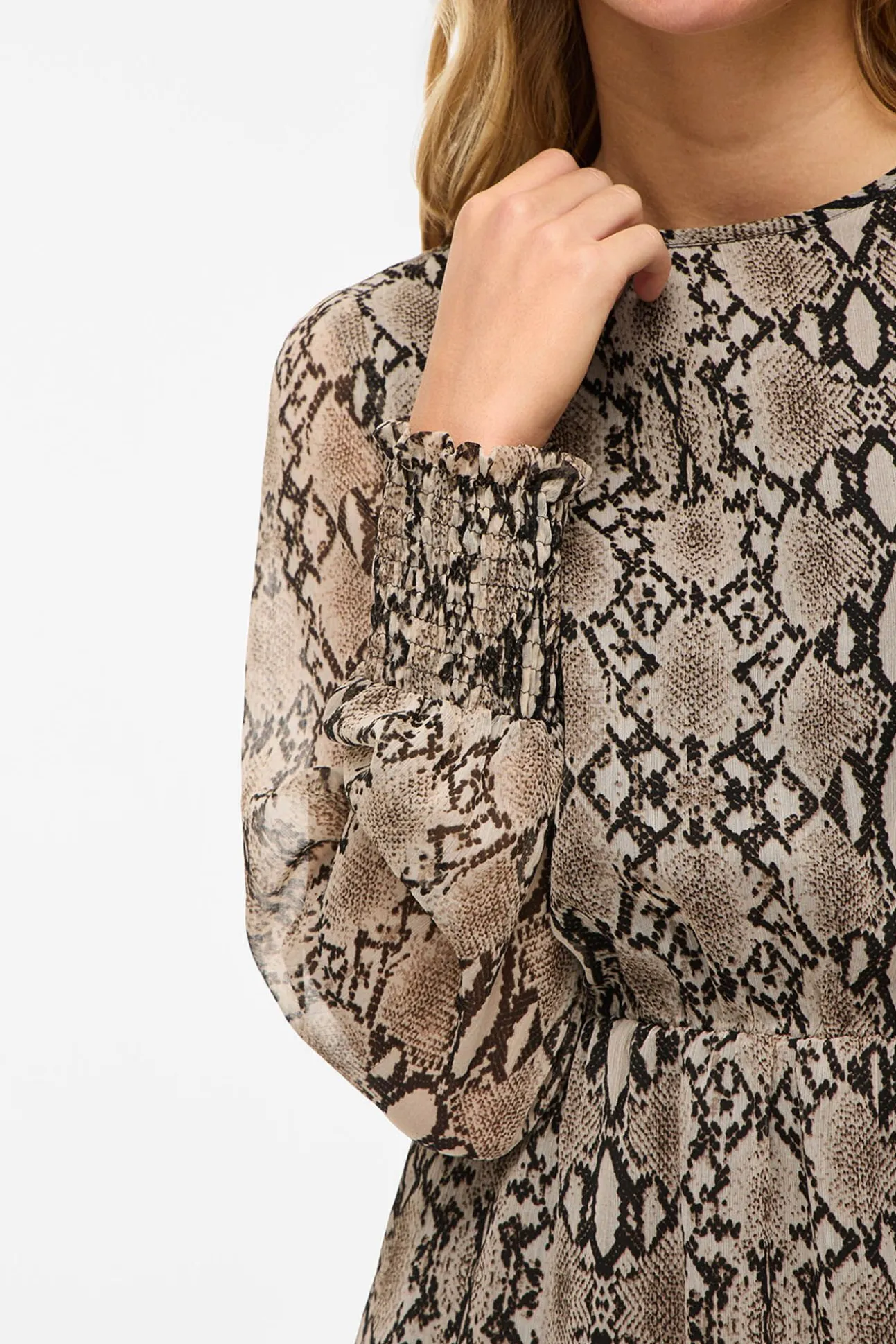 Vestido curto de chiffon com estampado de cobra