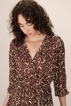 Vestido curto de manga 3/4 com decote em V e estampado abstrata bicolor