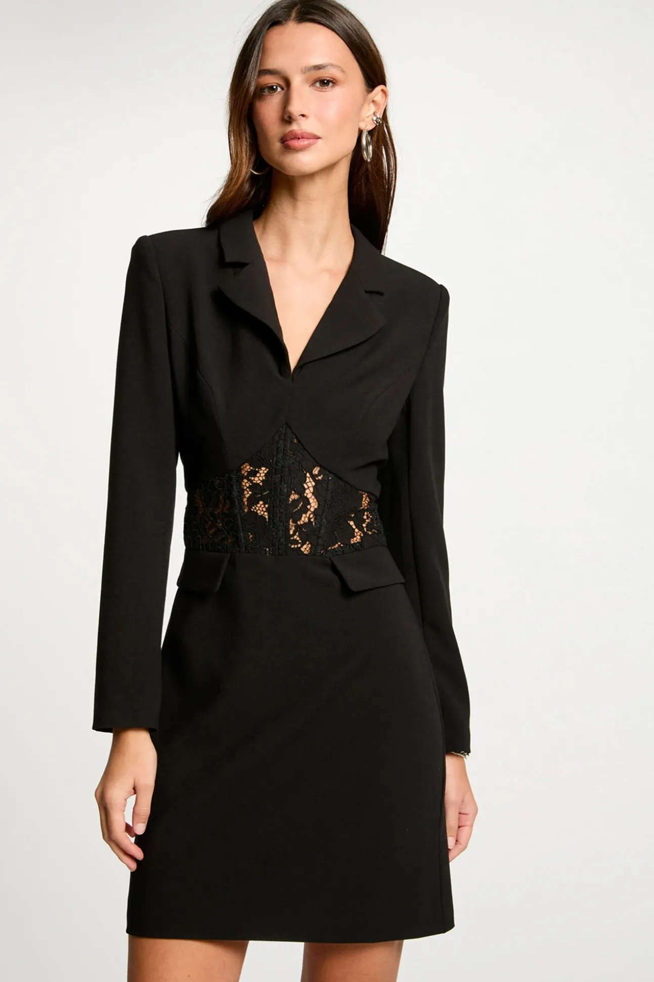 Vestido curto de renda justo