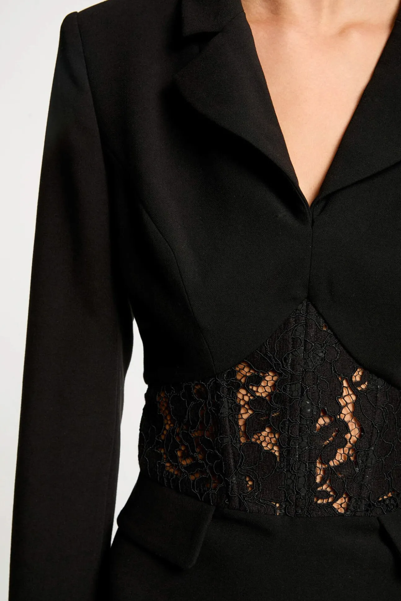 Vestido curto de renda justo