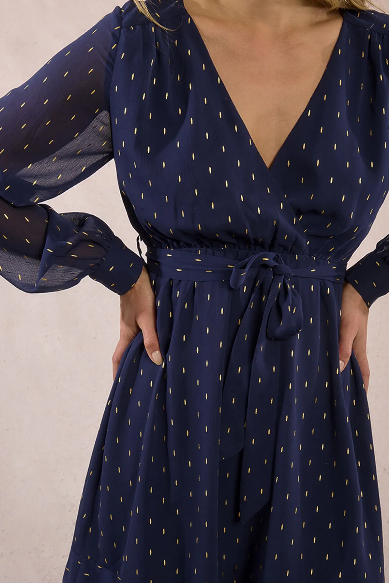 Vestido curto estampado de manga comprida