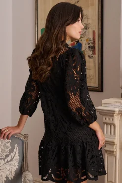 Vestido curto vazado Emma