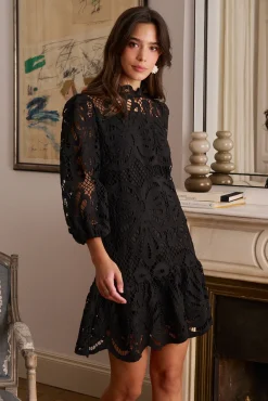 Vestido curto vazado Emma