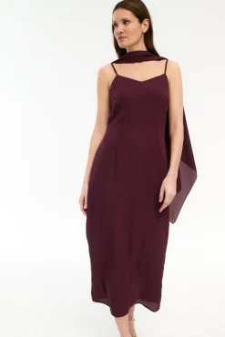 Vestido de chiffon com capa