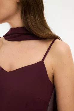 Vestido de chiffon com capa