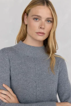 Vestido de malha com costura central em lã