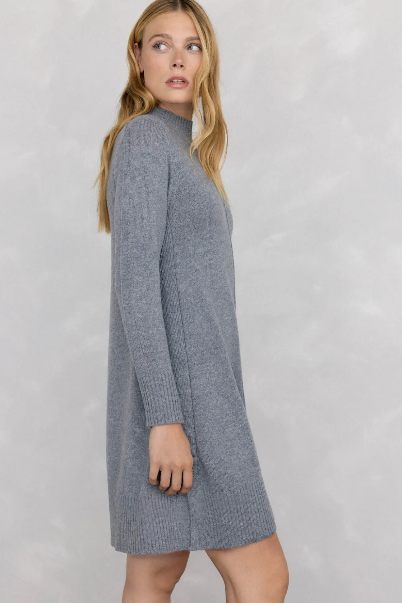 Vestido de malha com costura central em lã