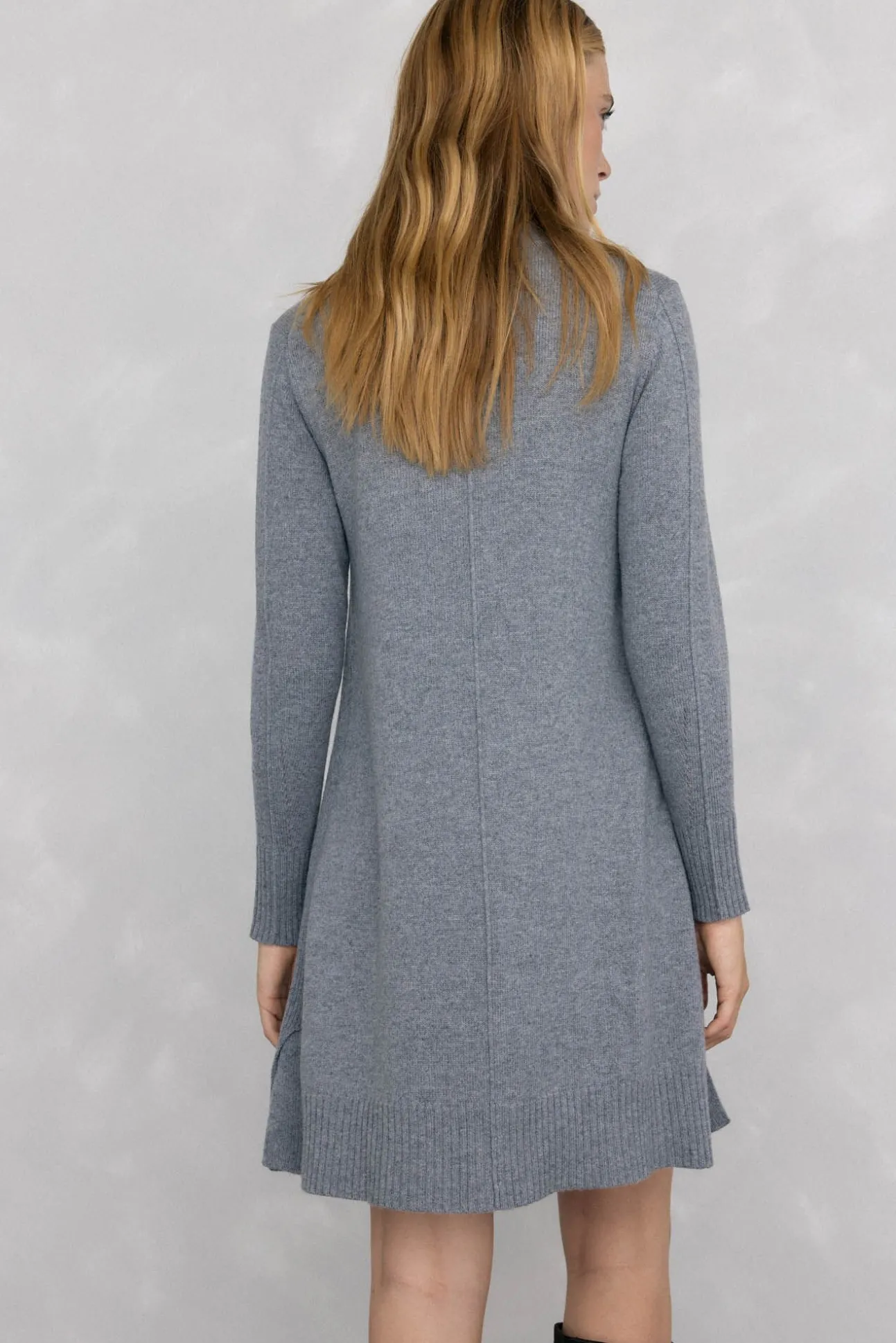 Vestido de malha com costura central em lã