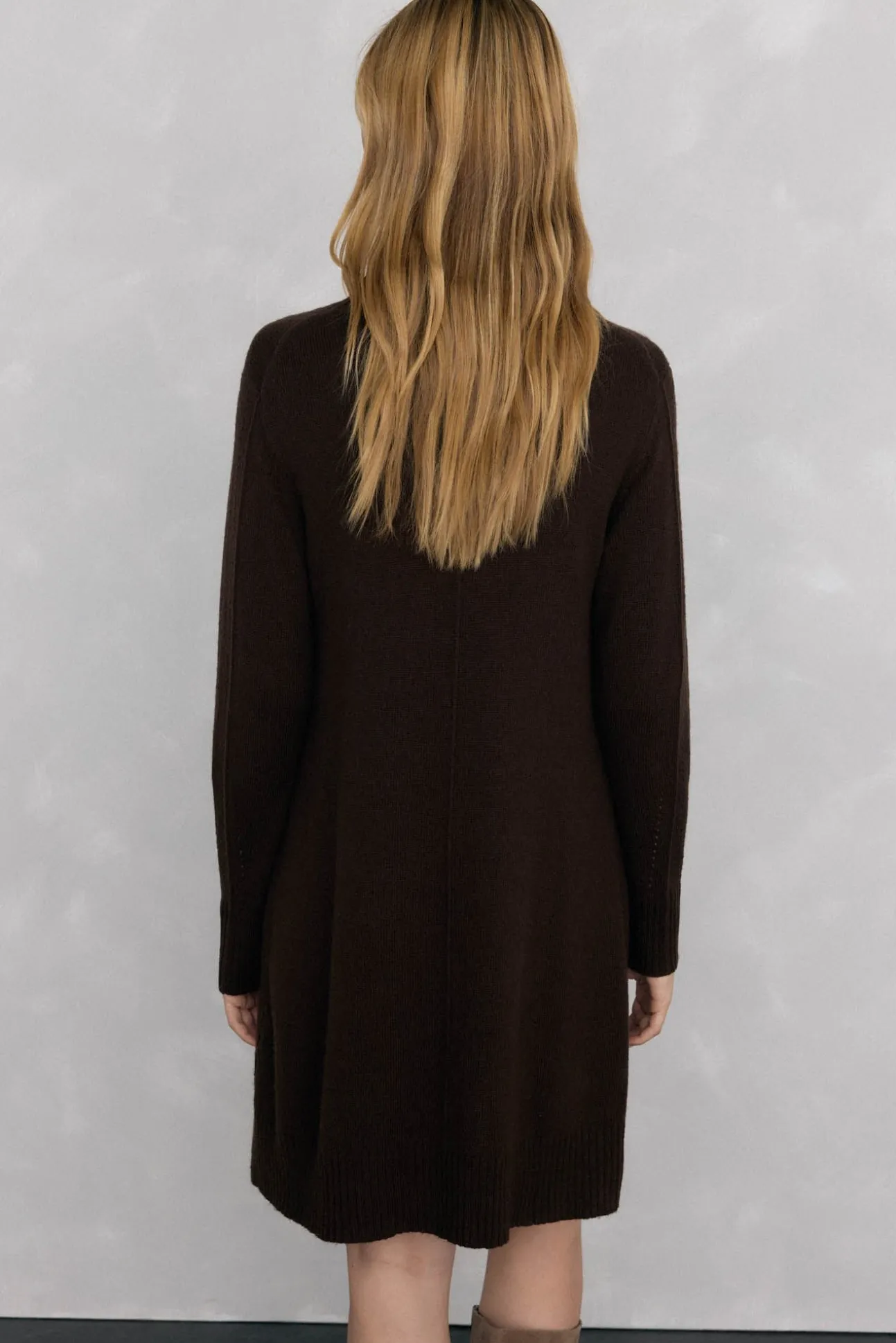 Vestido de malha com costura central em lã