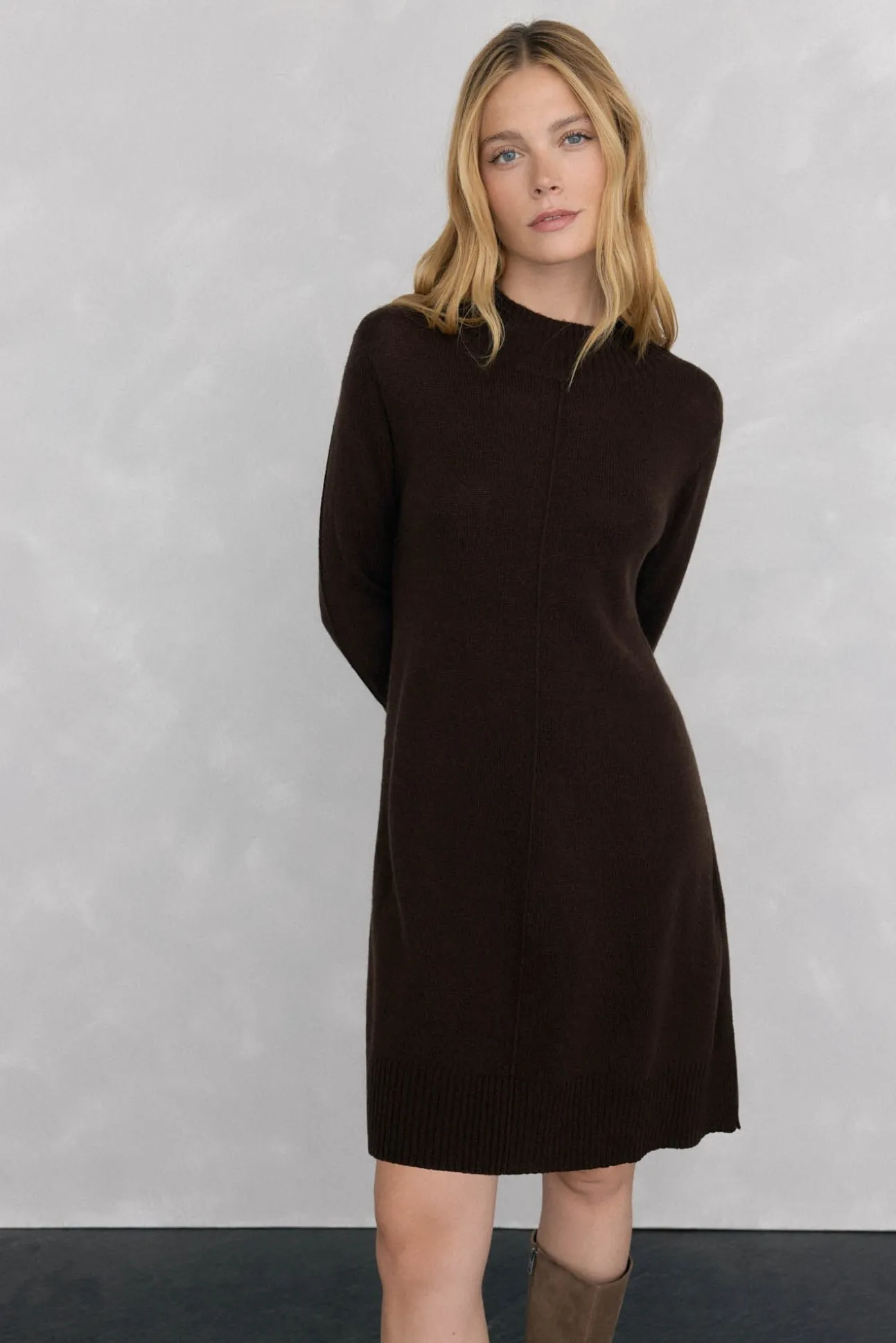 Vestido de malha com costura central em lã