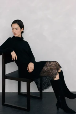 Vestido de malha com detalhe de renda na baixo.