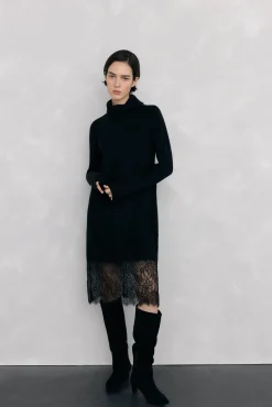Vestido de malha com detalhe de renda na baixo.