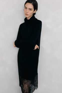 Vestido de malha com detalhe de renda na baixo.