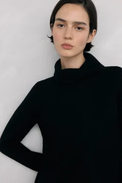 Vestido de malha com detalhe de renda na baixo.