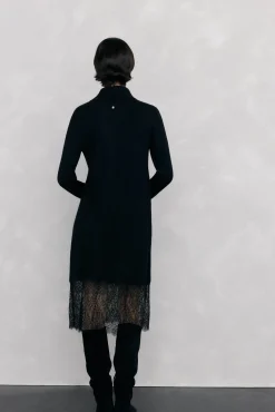 Vestido de malha com detalhe de renda na baixo.