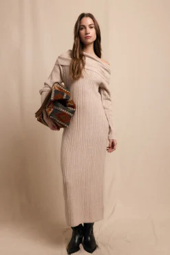 Vestido de malha com gola larga