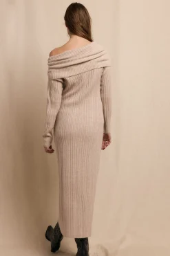 Vestido de malha com gola larga