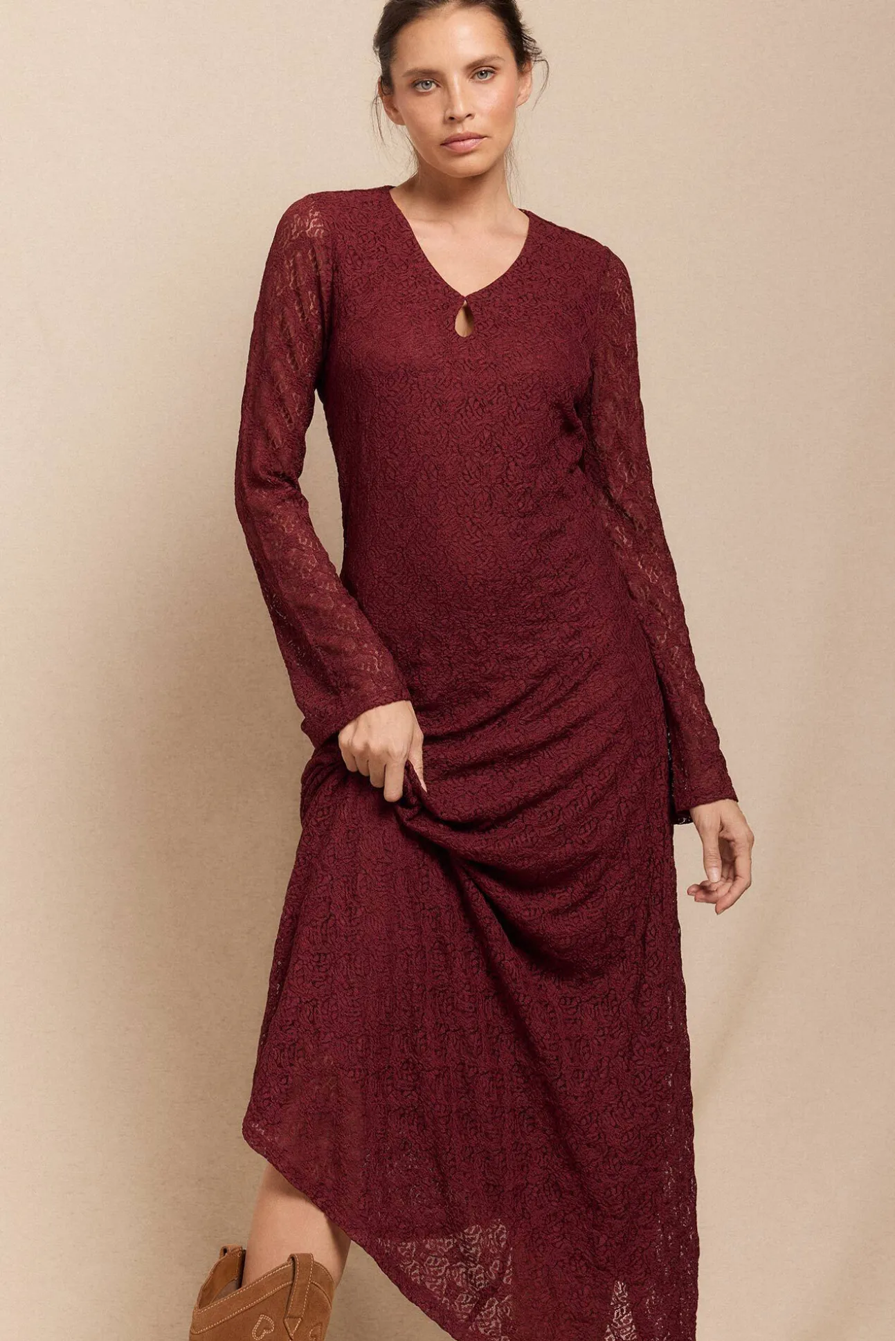 Vestido de renda de manga comprida