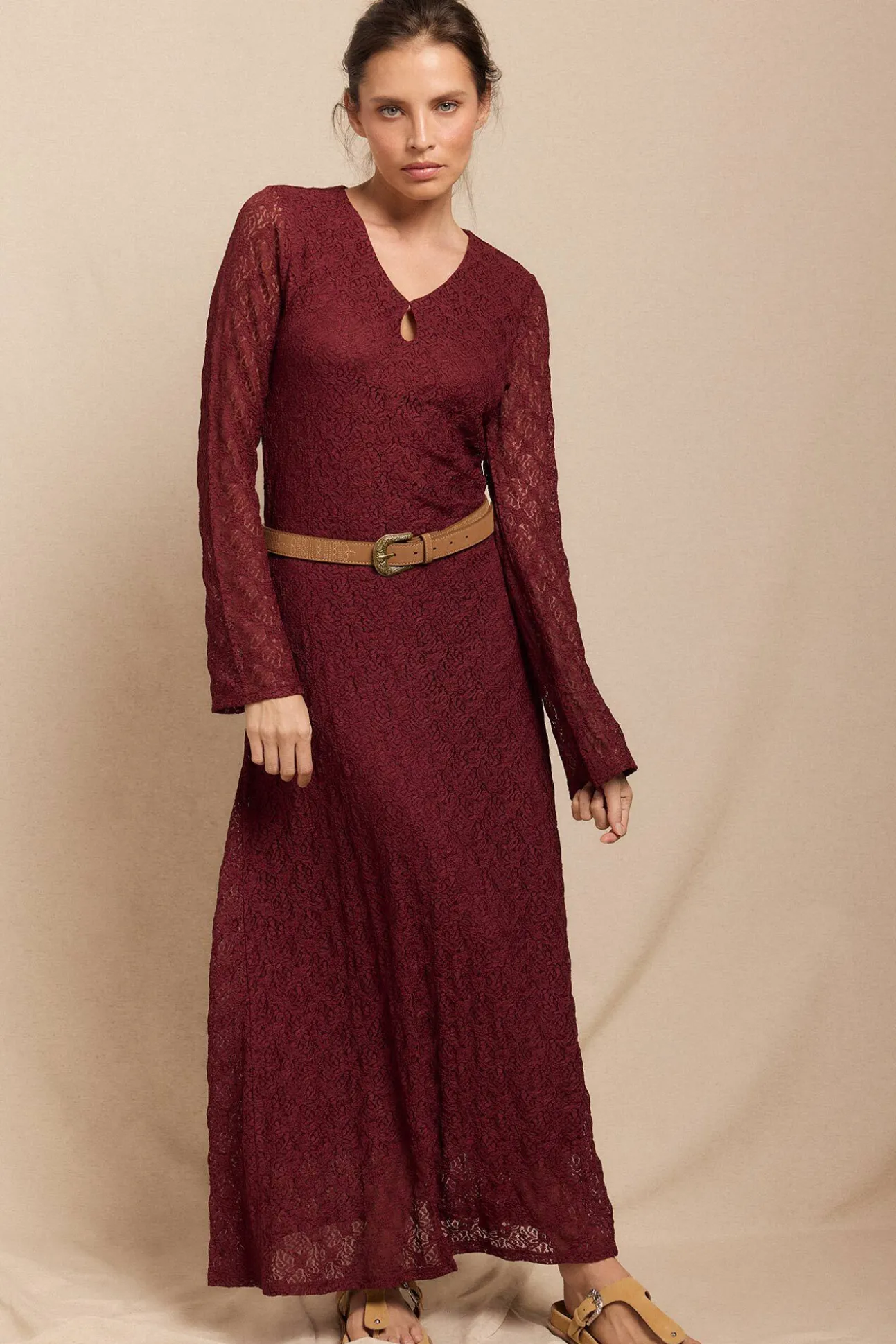 Vestido de renda de manga comprida
