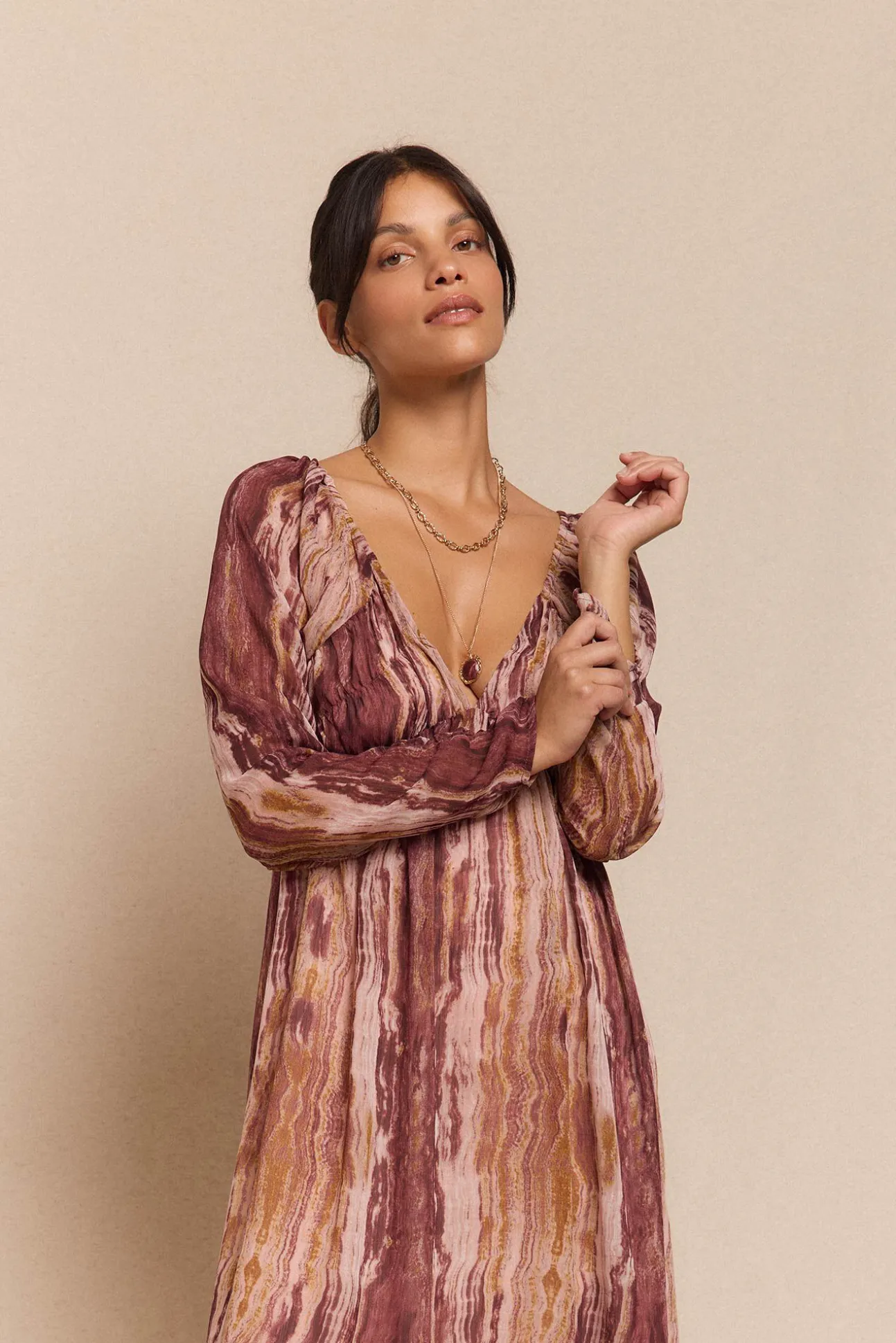 Vestido estampado com franzidos