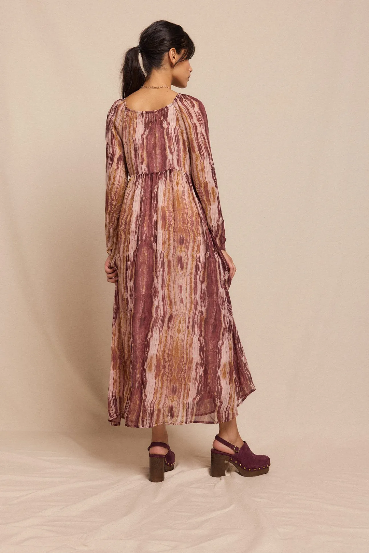 Vestido estampado com franzidos