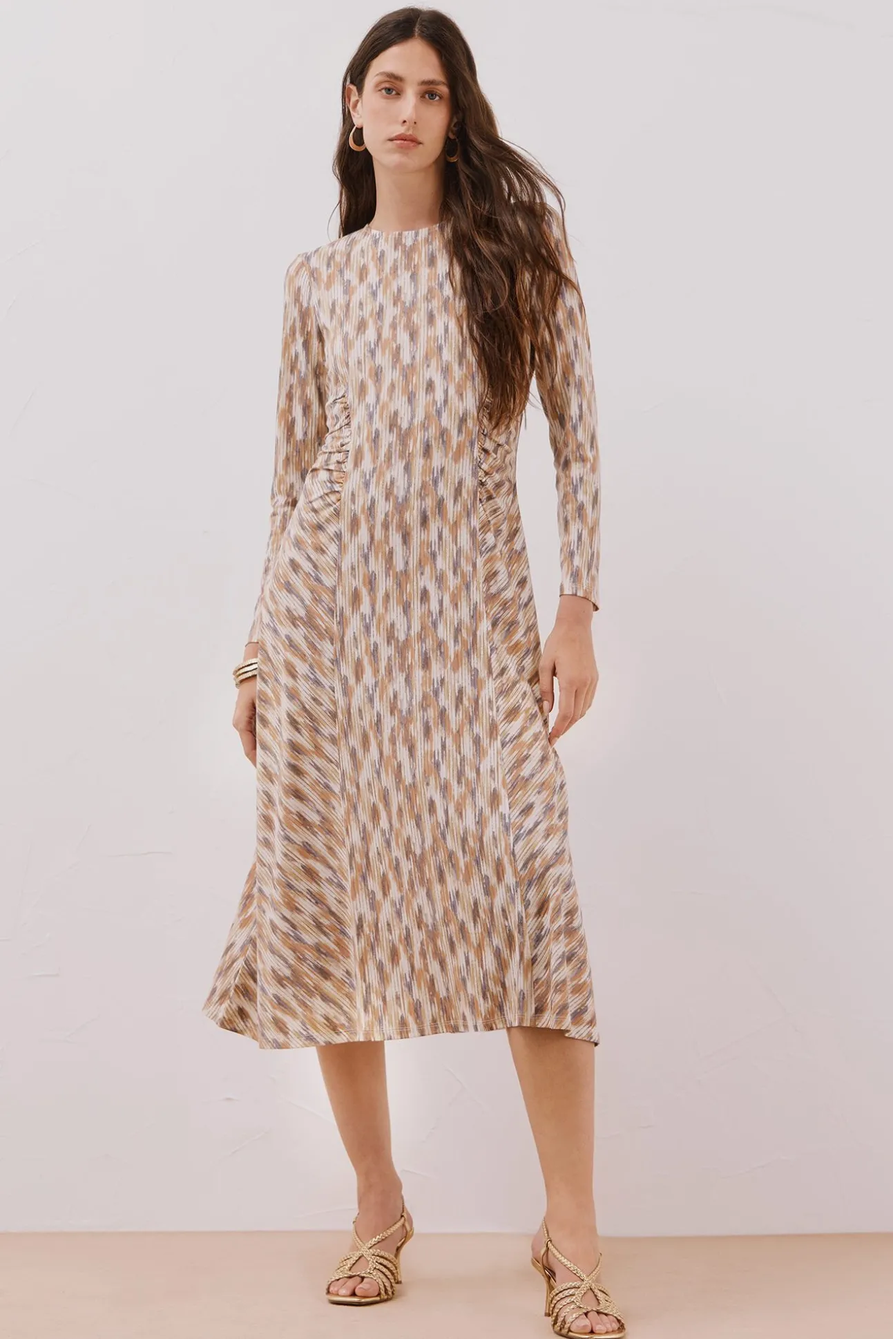 Vestido estampado com franzidos