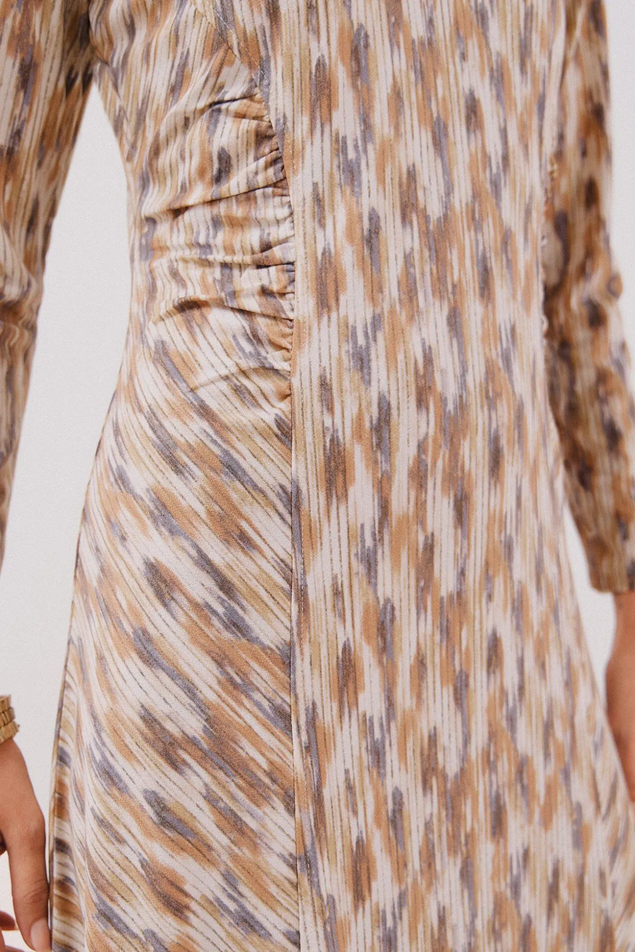 Vestido estampado com franzidos