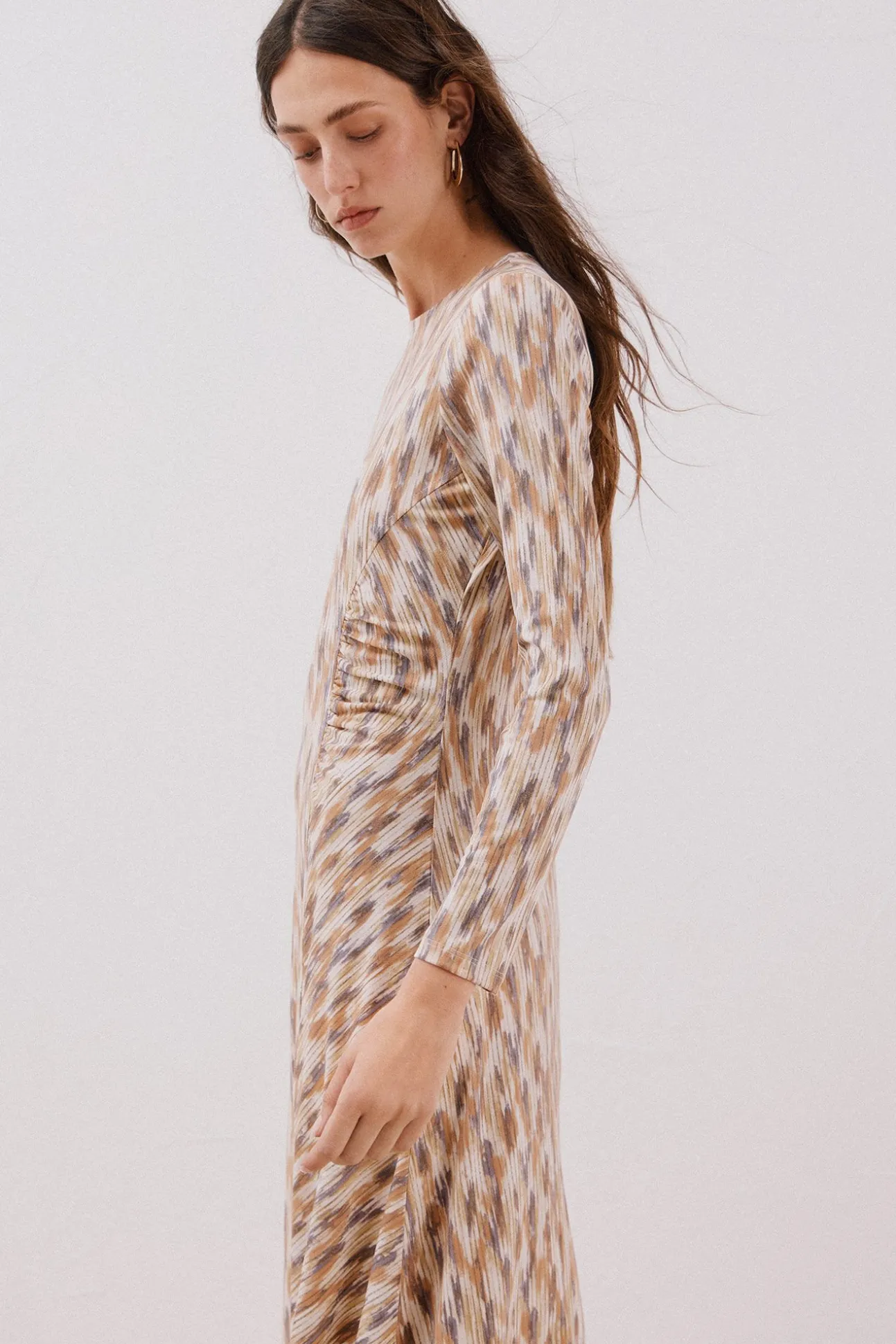 Vestido estampado com franzidos