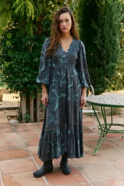 Vestido longo Carmen de manga comprida com estampado de lírio da meia-noite
