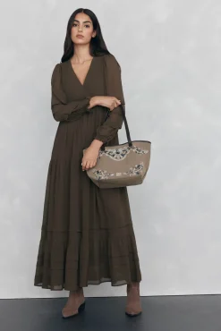 Vestido longo com detalhe de cordão