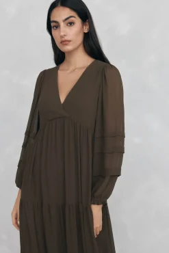 Vestido longo com detalhe de cordão