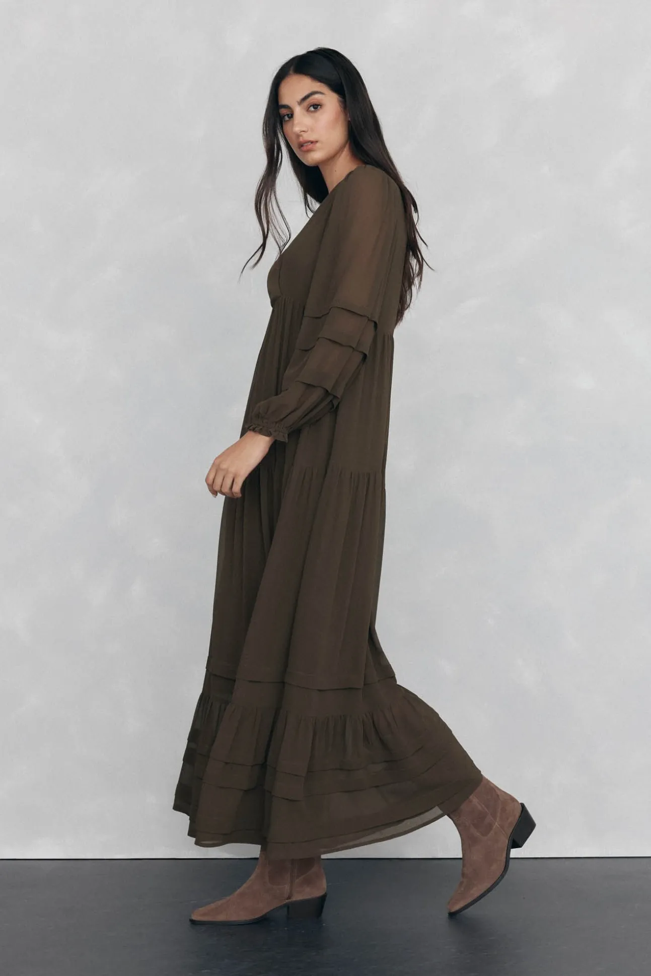 Vestido longo com detalhe de cordão