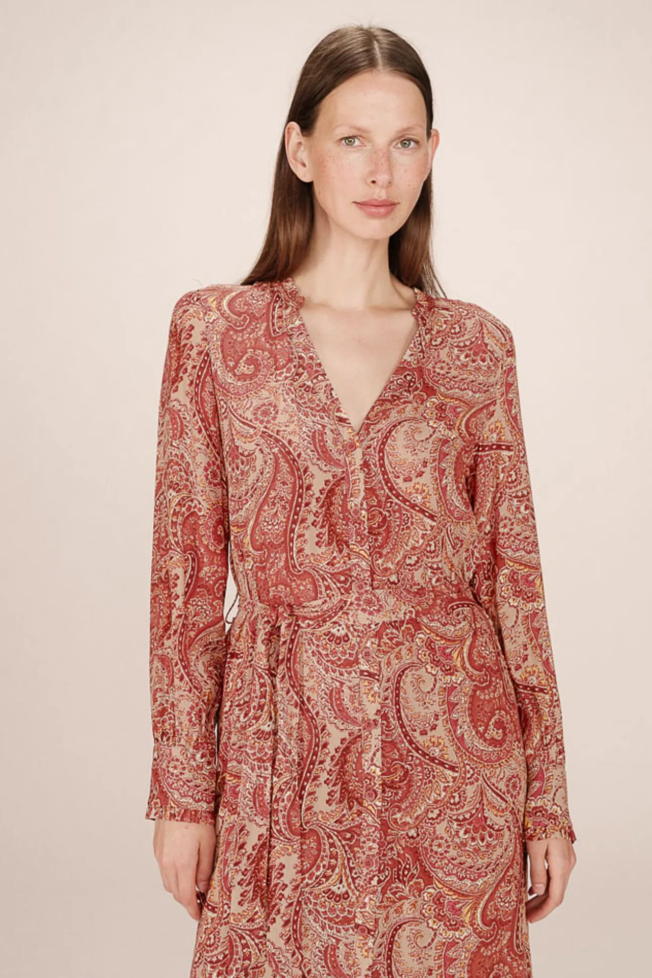 Vestido longo com estampado de motivos boêmios