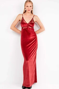 Vestido longo de veludo com caimento fluido e sofisticado