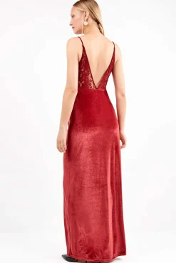 Vestido longo de veludo com caimento fluido e sofisticado
