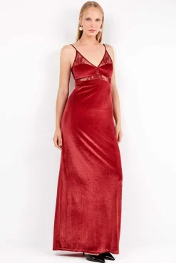 Vestido longo de veludo com caimento fluido e sofisticado
