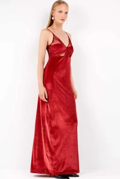 Vestido longo de veludo com caimento fluido e sofisticado