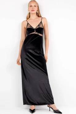Vestido longo de veludo com caimento fluido e sofisticado