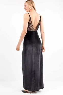 Vestido longo de veludo com caimento fluido e sofisticado