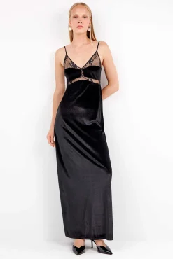 Vestido longo de veludo com caimento fluido e sofisticado