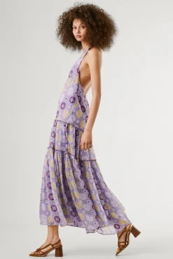 Vestido longo e fluído estampado, mangas.